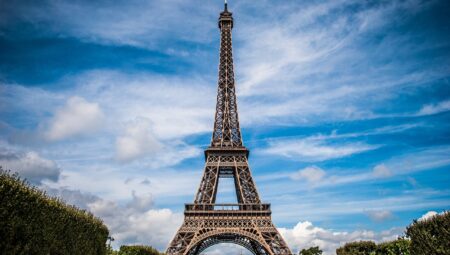 La Tour Eiffel : Symbole de Paris et Merveille Architecturale